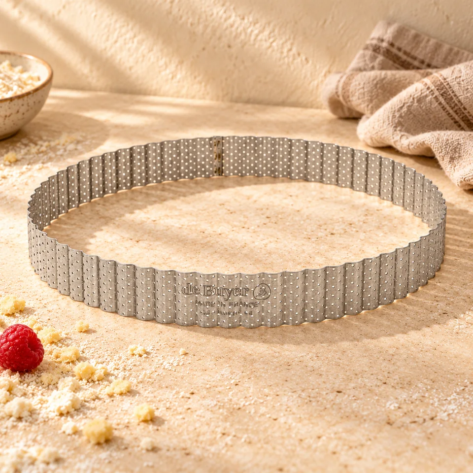 Cercle à tarte perforé cannelé 28 cm de De Buyer, mise en situation en pâtisserie
