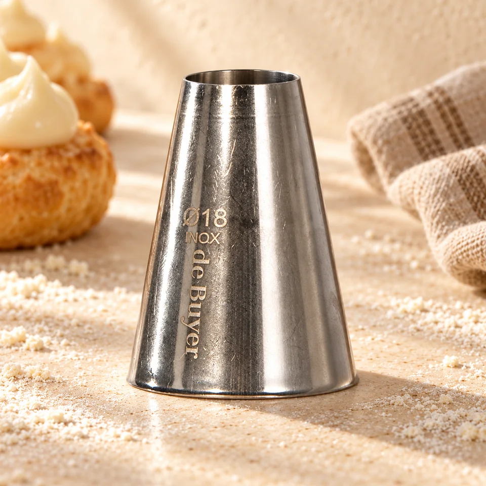 Douille unie en inox 18 mm de De Buyer, mise en situation en pâtisserie