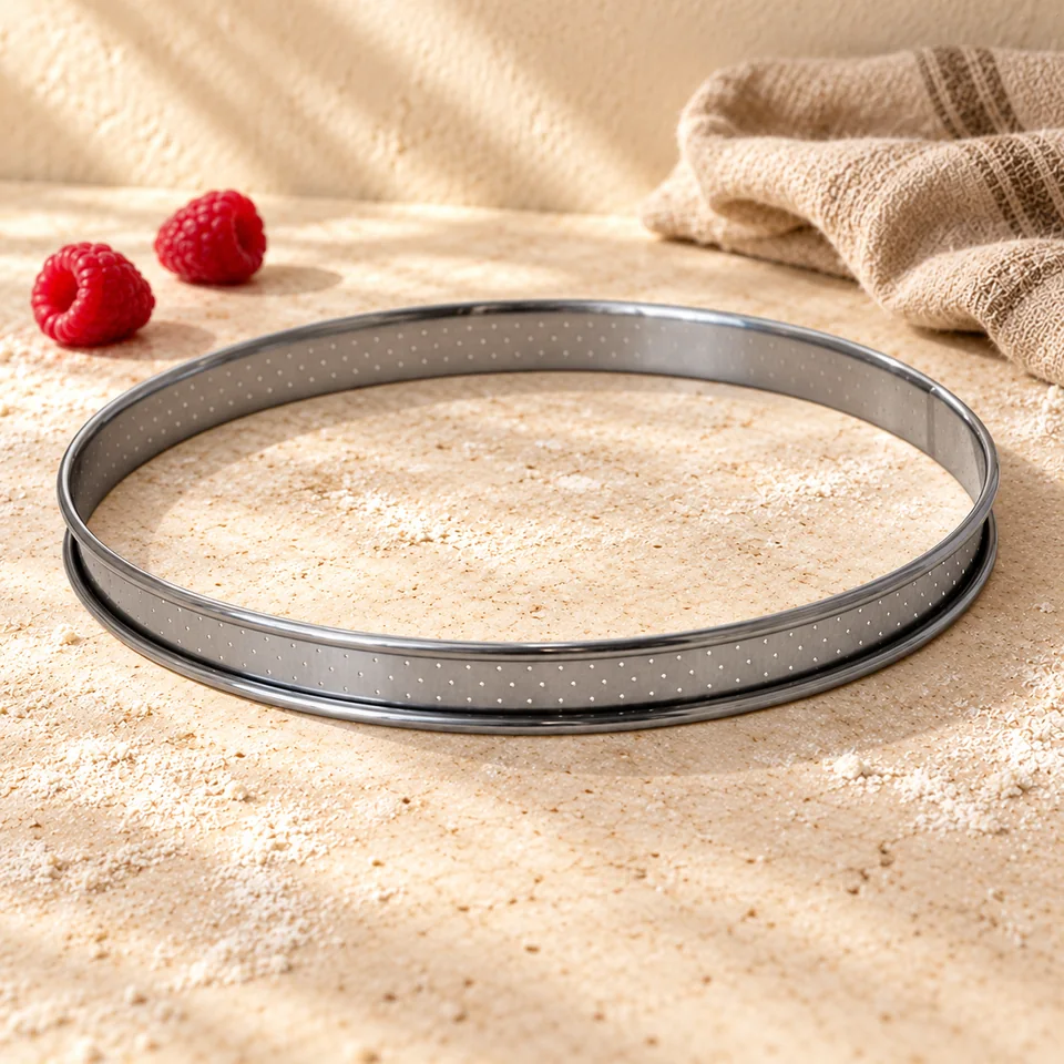 Cercle à tarte perforé 22 × 2 cm de De Buyer, mise en situation en pâtisserie