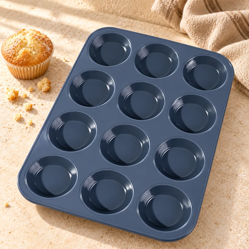 Plaque silicone à 12 muffins de Super Kitchen, mise en situation en pâtisserie