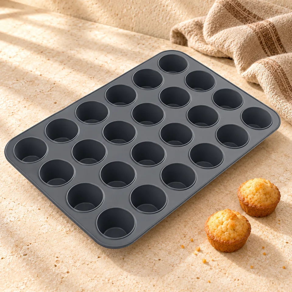 Plaque silicone à 24 mini-muffins de Super Kitchen, mise en situation en pâtisserie