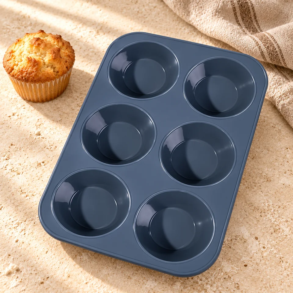 Plaque silicone à six muffins hauts de Super Kitchen, mise en situation en pâtisserie