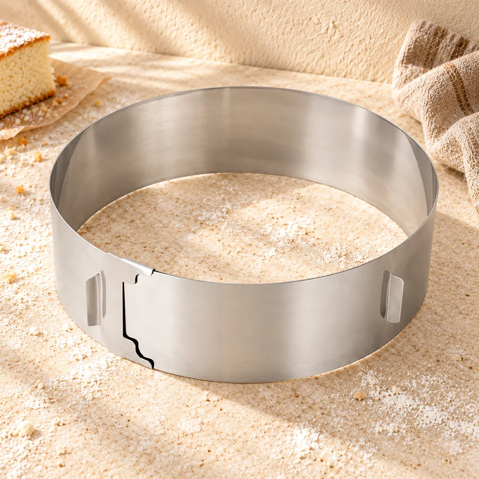 Cercle réglable en inox 15 à 30 cm de Zenker, mise en situation en pâtisserie