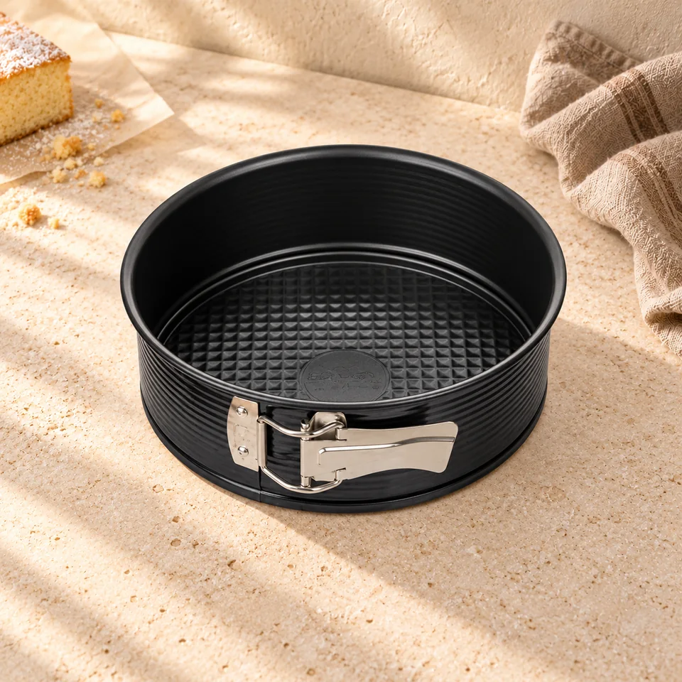 Moule à charnière 20 cm de Zenker, mise en situation en pâtisserie